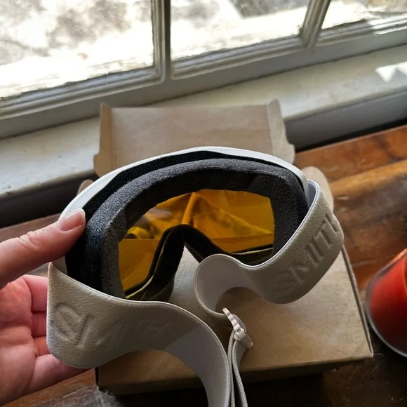 SMITH snow/skiing goggles with anti-fog lens, &
UVA/UVB sun protection - Picture 8 of 12